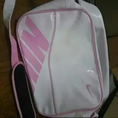 NIKEのエナメルバッグ