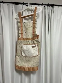 フリル付き花柄エプロン