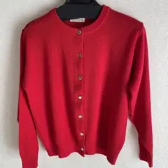 赤いボタン付きカーディガン