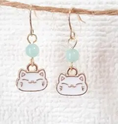 天然石と白猫さんピアス　福猫　ブルーアマゾナイト