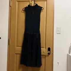 ブラックノースリーブひざ丈ワンピース