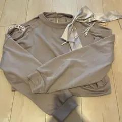 リボン付きベージュオフショルダートップス