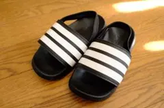 adidas ストライプ サンダル　20cm