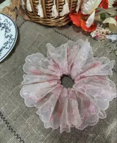 花柄刺繍フリルシュシュ 薄いピンク