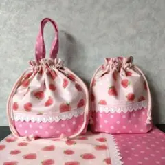 N⑮お弁当袋とコップ袋とランチョンマット　３点セット　淡い苺&ドット柄