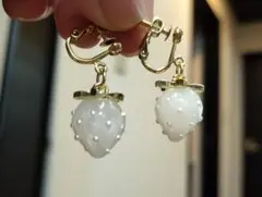 マーブルホワイトいちごの手作りイヤリング♪