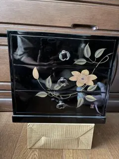 【天然木・漆塗】三段重箱 黒塗 梅蒔絵 木製 漆器 おせち お正月 天然木・漆塗】三段重箱 黒塗 梅蒔絵 木製 漆器 おせち お正月 - メルカリ