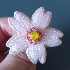 ☆ハンドメイド☆ビーズ刺繍ブローチ…桜・E