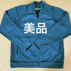 青いジッパー付きジャケット