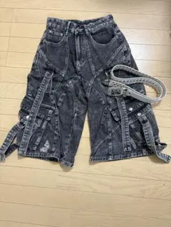 黒デニム、白ベルト