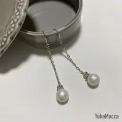 グレーモチーフのスノーパールピアス