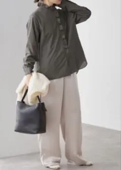 スタンドフリルブラウス