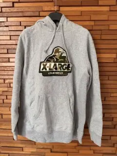 X-LARGE カモフラージュ刺繍パーカー グレー