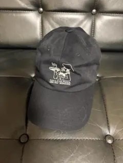 黒い刺繍ロゴのベースボールキャップ