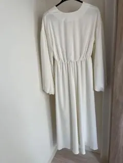 白 ホワイト長袖 ロングワンピース フォーマル　シンプル