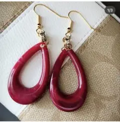 赤いドロップ型ピアス ゴールド金具付き