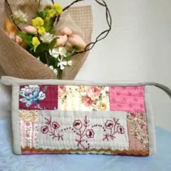☆ハンドメイド　パッチワーク花刺繍のポーチ　こうの早苗さん　レッドワーク