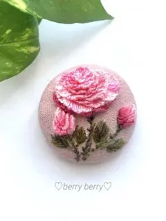 ハンドメイド刺繍ブローチ✨薔薇