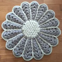 ハンドメイド　花形　座布団　グレー＆ホワイト