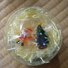 サンタクロースとクリスマスツリーのガラス細工