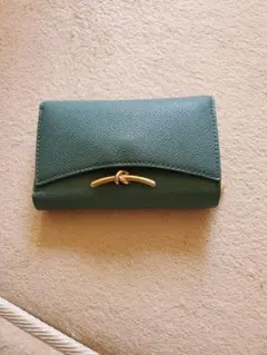 5時間限定値下げ 美品 CHARLES & KEITH グリーン二つ折り財布