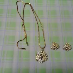 花モチーフ ネックレスとイヤリングセット