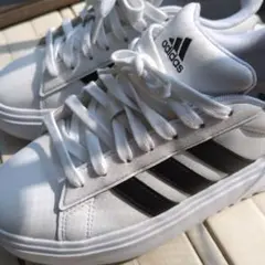 【週末お値下げ中】adidas ホワイト ブラック スニーカー