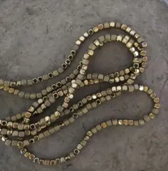 No.835　ライトゴールドのキューブビーズ