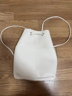 ホワイト 巾着型リュック 合成皮革