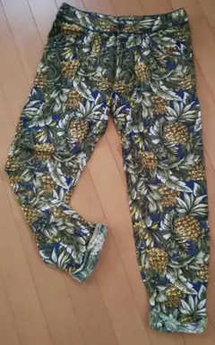 パイナップル柄パンツ
