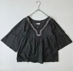 良品✨アーバンリサーチ ブラウス 38 花柄チビフリル Vネック ブラック