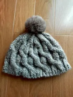 ベージュ ケーブル編み ニット帽 ポンポン付き