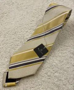 №822新品アクアスキュータムストライブ柄ゴールドシルクネクタイ日本製