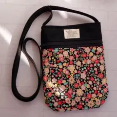 【黒 × 小花柄】ハンドメイド スマホショルダーバッグファスナーポケット付