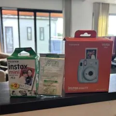 Fujifilm instax mini 11 水色 本体とフィルム