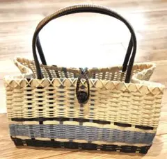 ベージュとネイビーのストライプかごバッグ