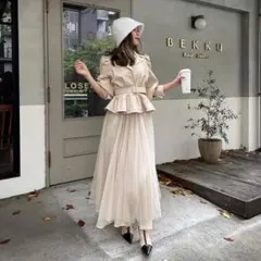 ロイヤルパーティ ベージュセットアップ