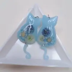 猫 ピアス ゆらゆら ハンドメイド レジン ドライフラワー 青 水色 ブルー