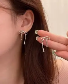 【新品未使用‼️匿名配送‼️】リボン型シルバーピアス
