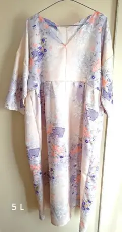 珊瑚ピンクの七分袖ワンピース