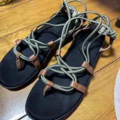 クロスストラップサンダル 黒とオリーブグリーン