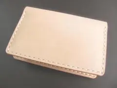 (a32)二つ折りカードケース/名刺・お札入れ牛ヌメ革*生成り手縫い10.7×7