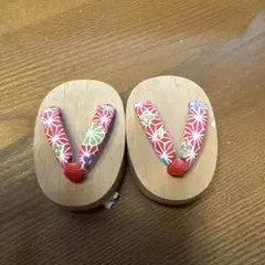 花柄鼻緒の木製下駄 置物 8cm