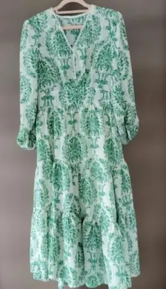 エレガントな緑柄模様ティアードワンピース