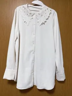 刺繍付きホワイト長袖シャツ