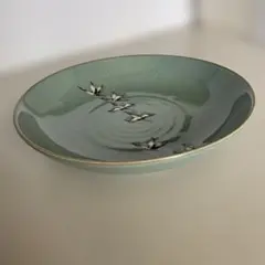 鶴の絵柄の緑色陶器皿
