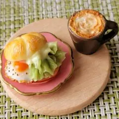 ミニチュアフード カイザーロールサンドイッチとカフェオレの朝食