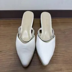 ホワイトポインテッドトゥミュール
