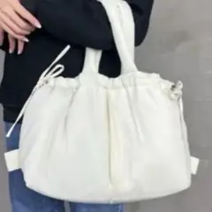 【新品未使用】ふわふわ巾着中綿2wayハンドバックショルダーバック　ホワイト
