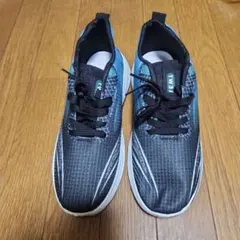 スポーツスニーカー ブラックとブルー